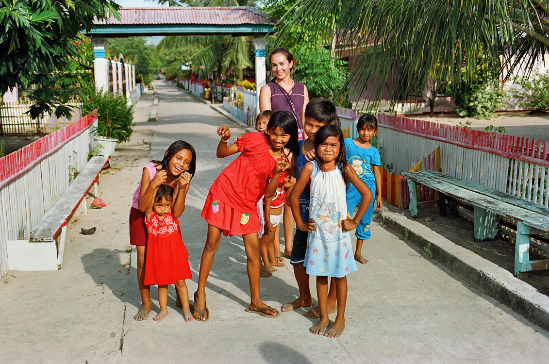 Bunaken / S.E. et des enfants du village de Bunaken.