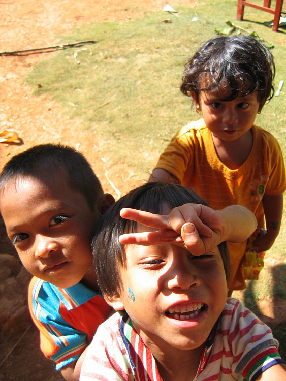 Pays Toraja / Trek dans les montagnes: les enfants du village.