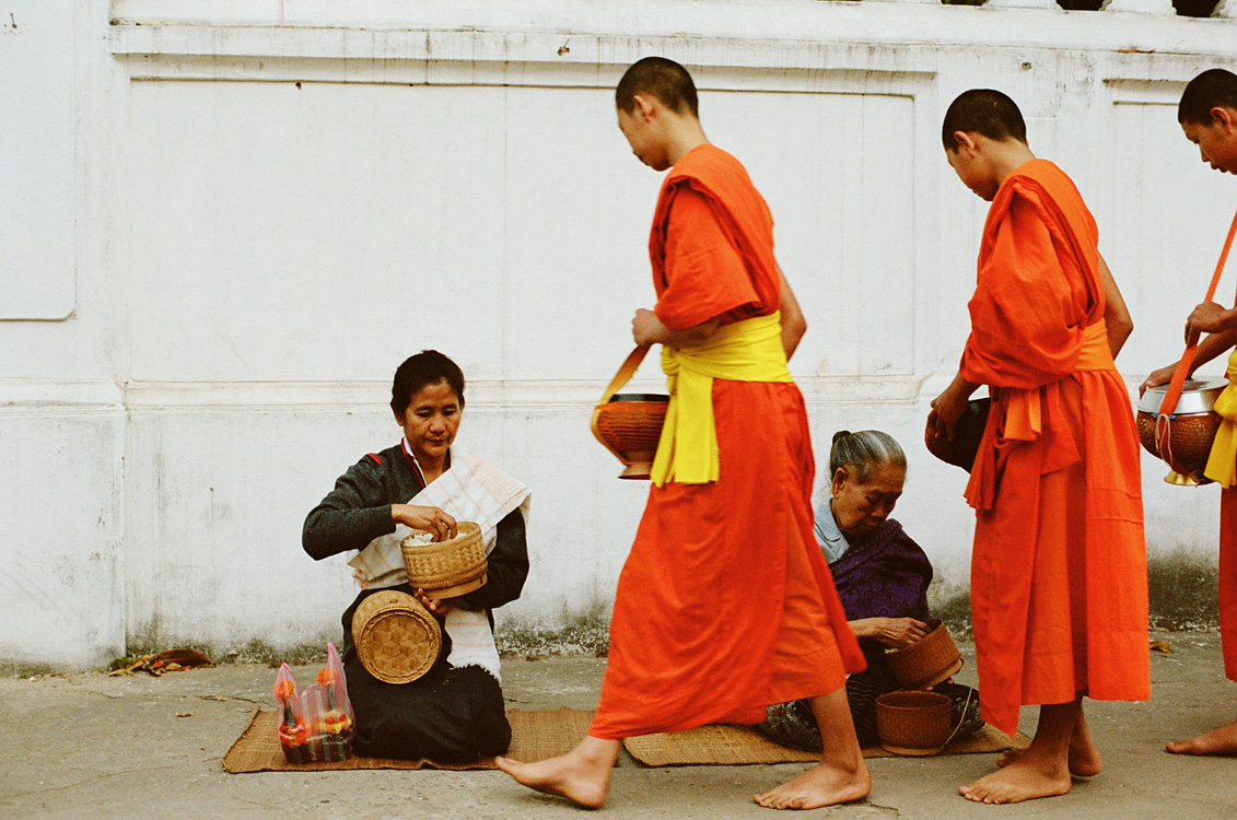 Procession des moines à l'aube (Luang Prabang)