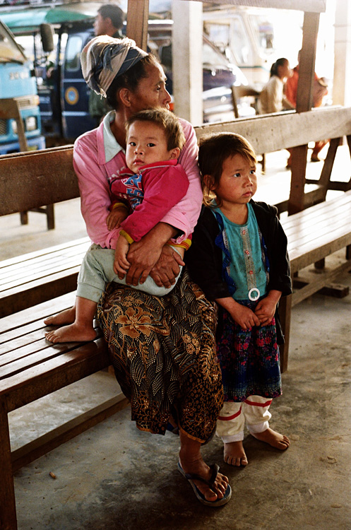 Une femme et ses enfants à la gare routière (Luang Prabang)