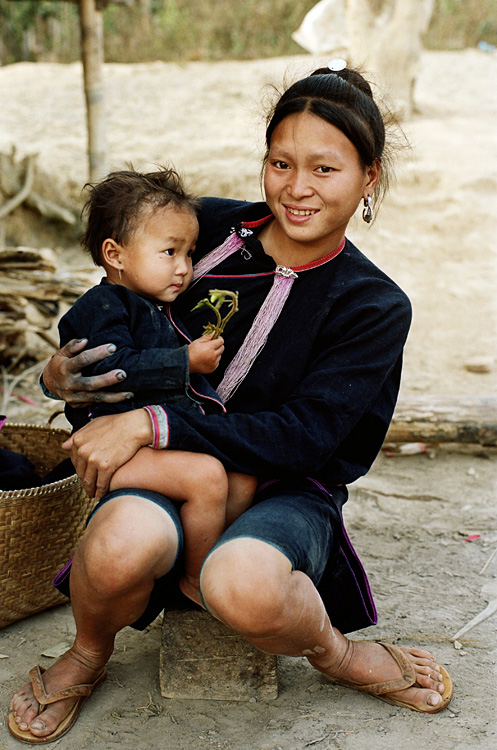 Jeune femme et son fils (village Lanten, ZNP de Nam Ha)