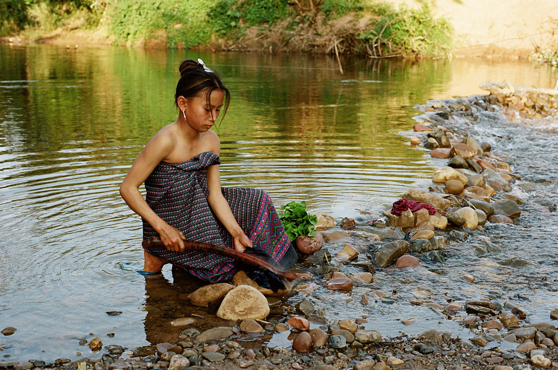 Lavage du vêtement dans la rivière (village Lanten, ZNP de Nam Ha)