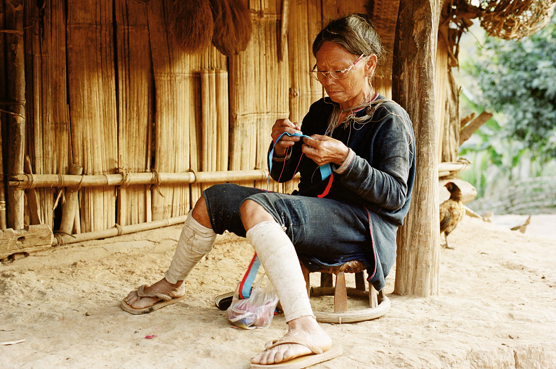 Travaux de couture (village Lanten, ZNP de Nam Ha)