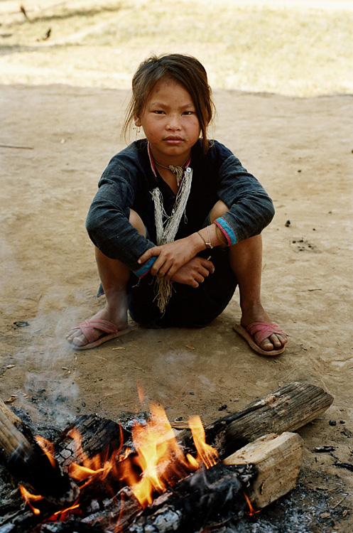 Petit matin près du feu (village Lanten, ZNP de Nam Ha)