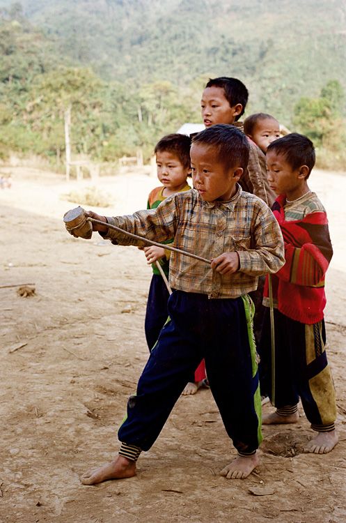 Le jeu de la toupie (village Hmong, ZNP de Nam Ha)