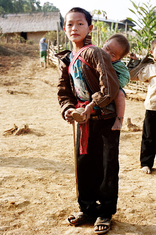 Le jeu de la toupie (village Hmong, ZNP de Nam Ha)