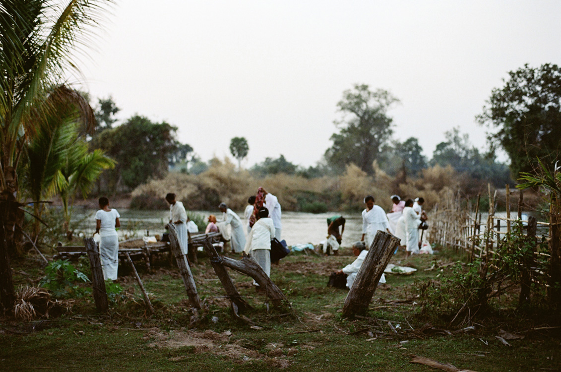 Les femmes s'habillent en blanc pour le festival Bouddhiste (Vat Khon Thai, Don Khon)