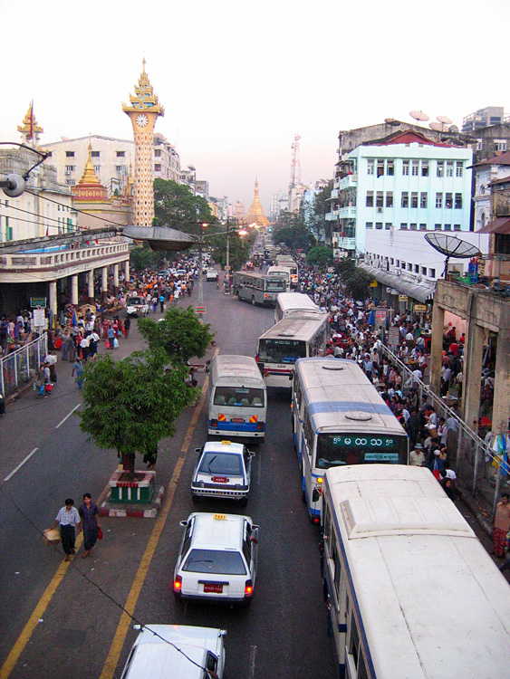 Rangoon - Vue d'une des grandes artres dans le centre
