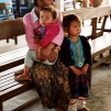 Une femme et ses enfants à la gare routière (Luang Prabang)