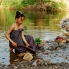 Lavage du vêtement dans la rivière (village Lanten, ZNP de Nam Ha)